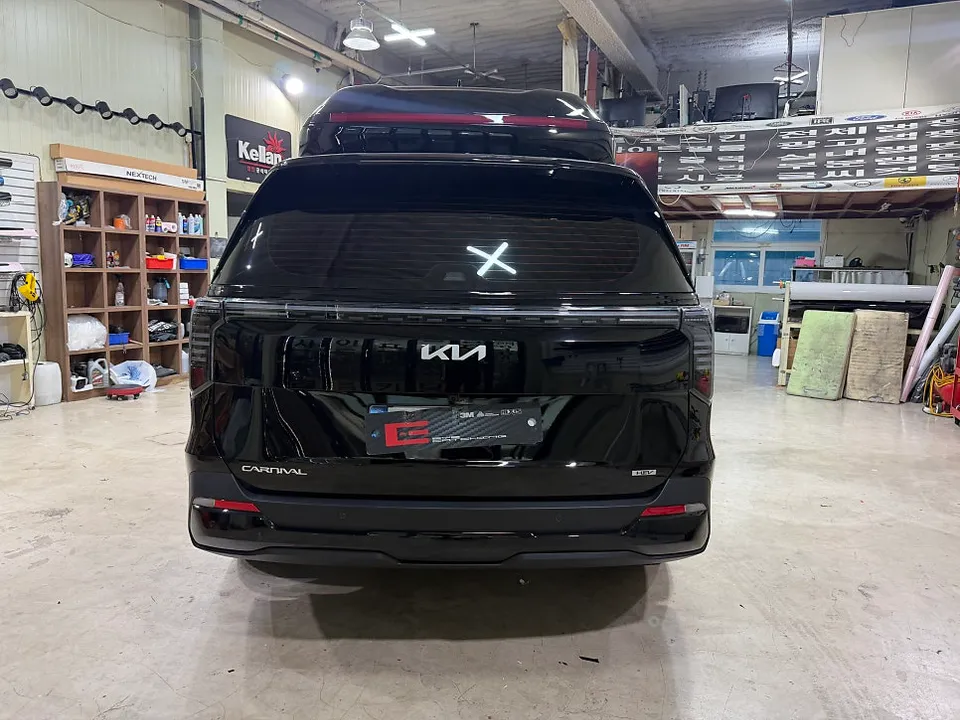 Kia Carnival vinyl wrap - Kia Carnival Vinyl Wrap Review - Chrome Delete for All-Black Look photo 4