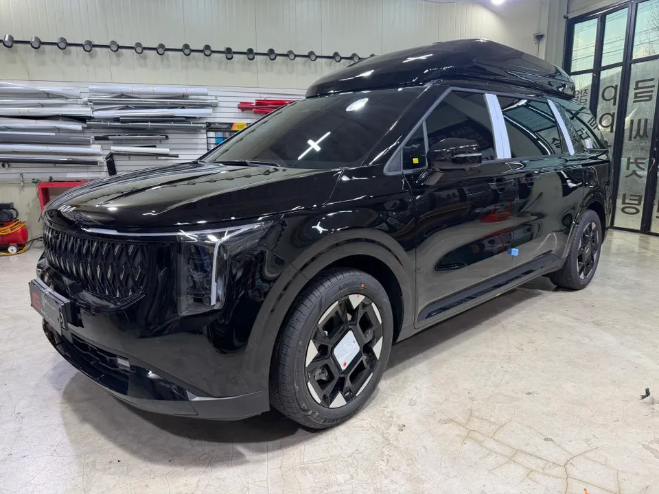 Kia Carnival vinyl wrap - Kia Carnival Vinyl Wrap Review - Chrome Delete for All-Black Look photo 5