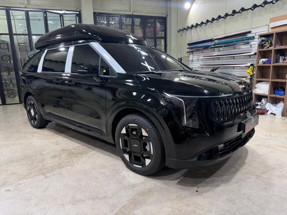 Kia Carnival vinyl wrap - Kia Carnival Vinyl Wrap Review - Chrome Delete for All-Black Look photo 6