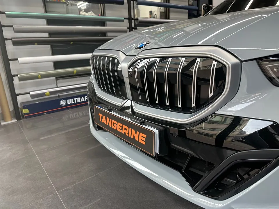 BMW 5 Series G60 グリルラッピング事例|費用目安・仕上がり 施工写真 2-1
