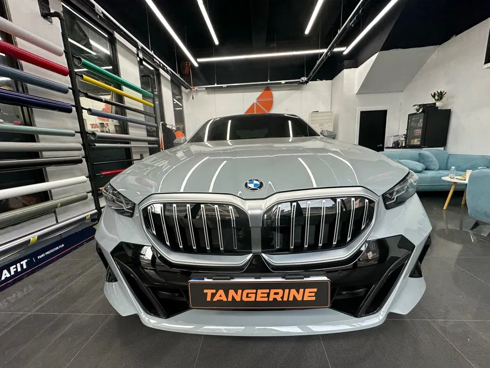 BMW 5 Series G60 グリルラッピング事例|費用目安・仕上がり 施工写真 3-1