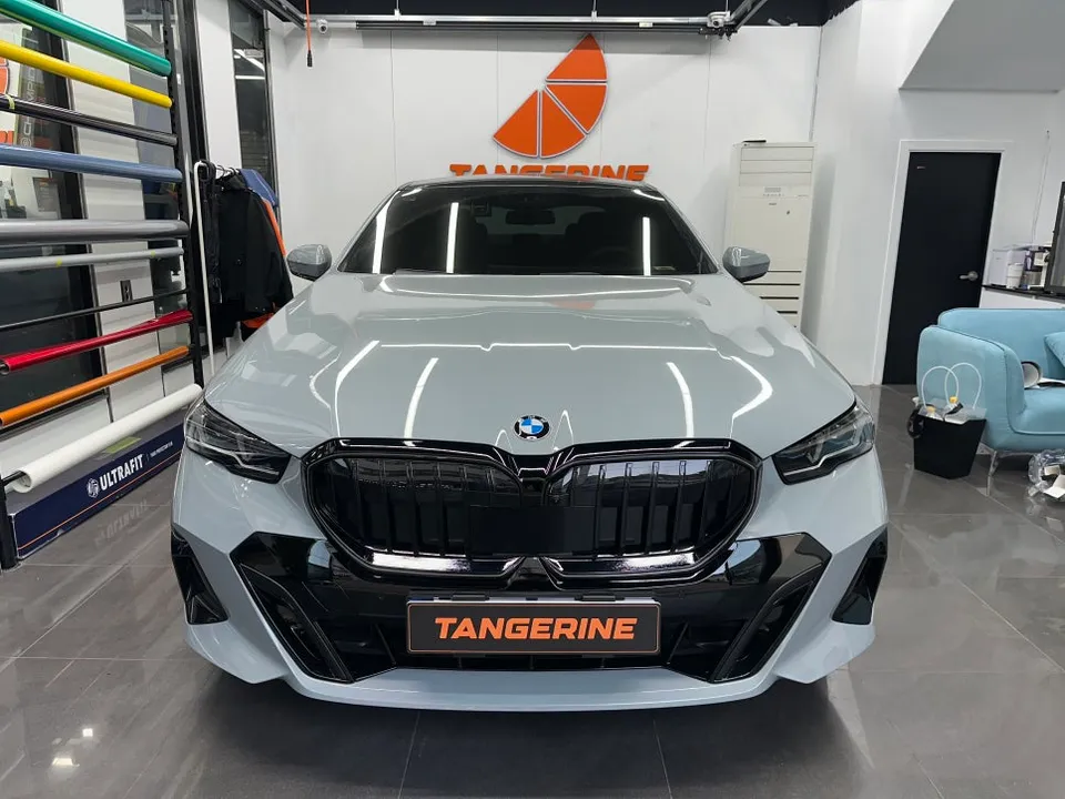 BMW 5 Series G60 グリルラッピング事例|費用目安・仕上がり 施工写真 3-2