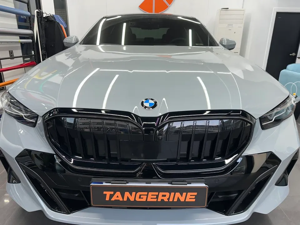 BMW 5 Series G60 グリルラッピング事例|費用目安・仕上がり 施工写真 4-2