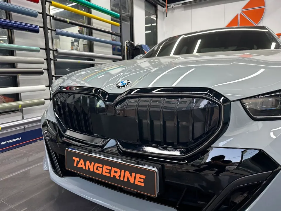 BMW 5 Series G60 グリルラッピング事例|費用目安・仕上がり 施工写真 1-3
