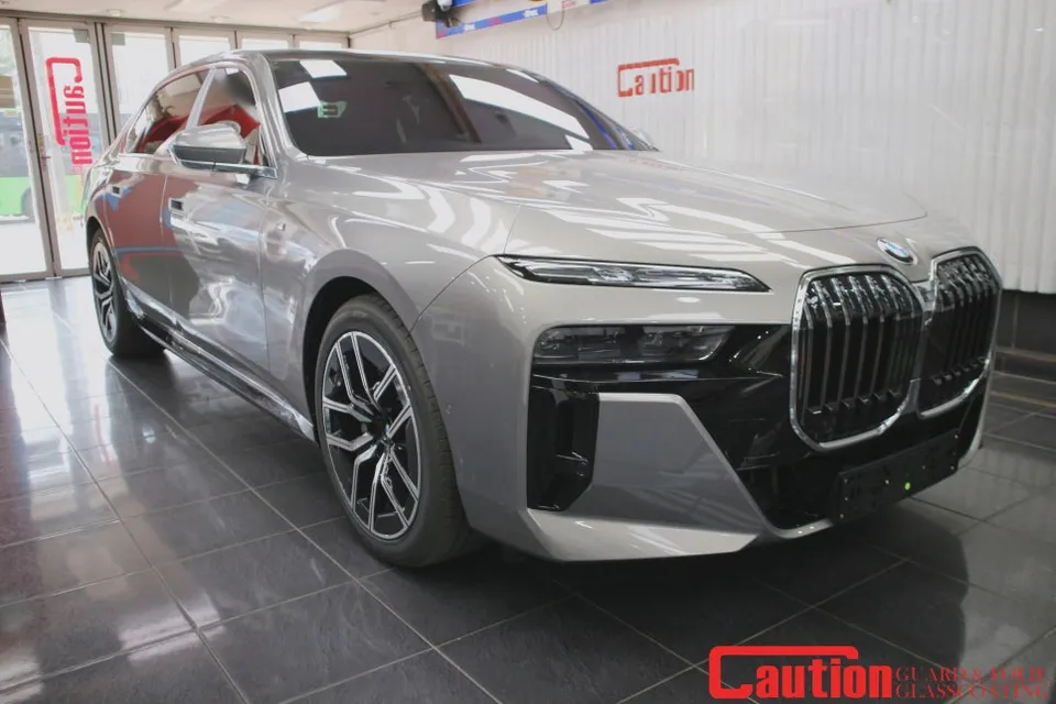 BMW 7 Seriesのカーラッピング事例|費用目安・仕上がり 施工写真 2-1