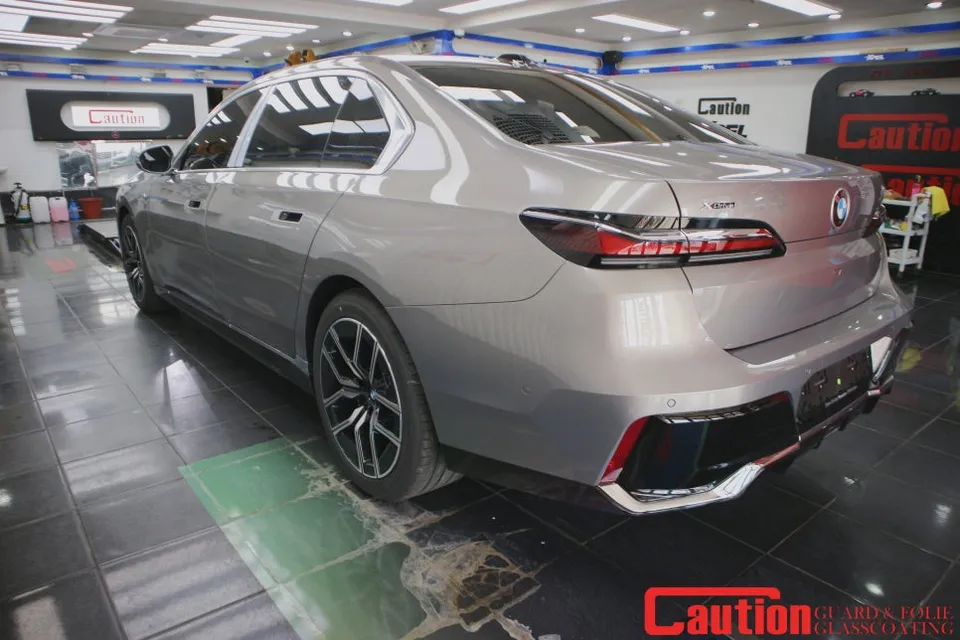 BMW 7 Seriesのカーラッピング事例|費用目安・仕上がり 施工写真 3-1