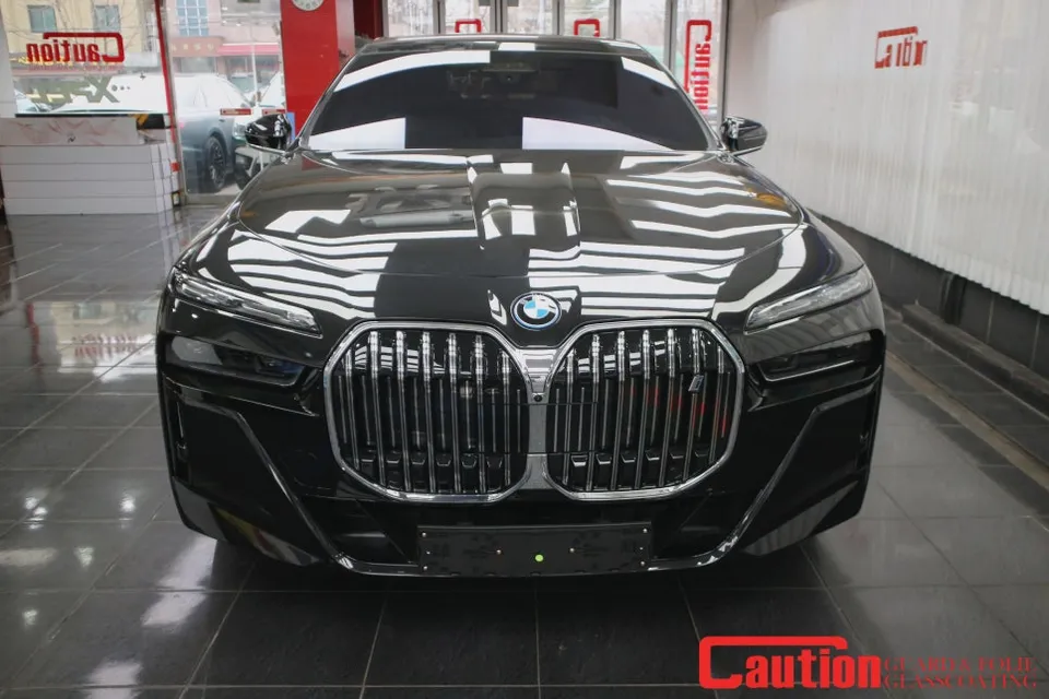 BMW i7 vinyl wrap installation result