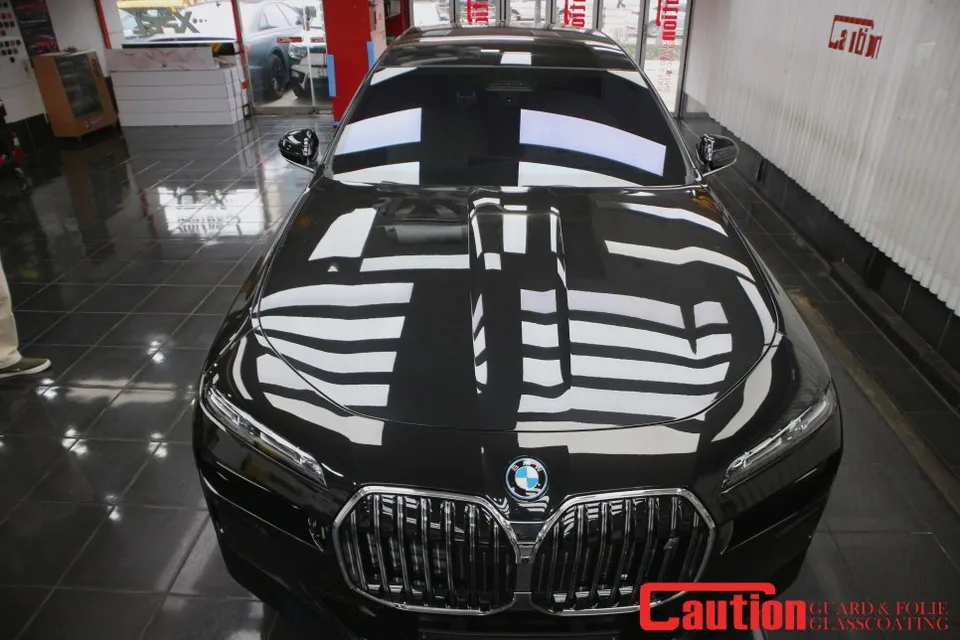 BMW i7 Vinyl Wrap Review: Cost & Champagne Gold Two-Tone photo 2