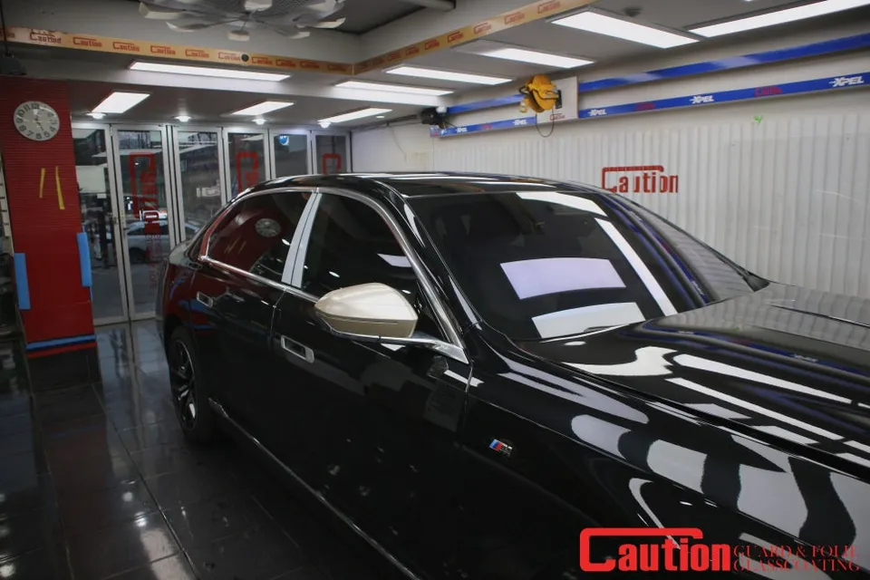 BMW i7 vinyl wrap - BMW i7 Vinyl Wrap Review: Cost & Champagne Gold Two-Tone photo 3