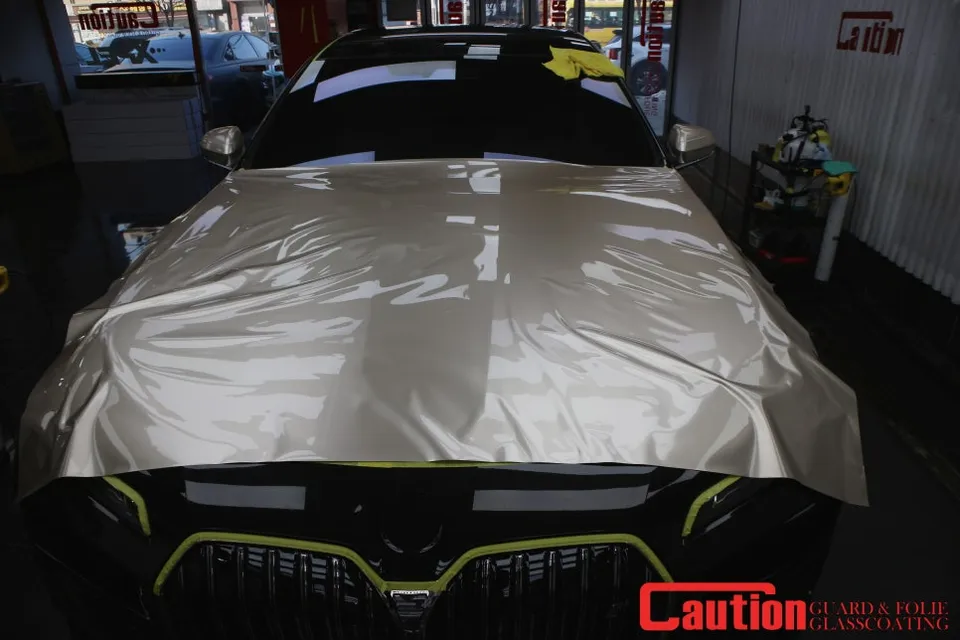 BMW i7 vinyl wrap - BMW i7 Vinyl Wrap Review: Cost & Champagne Gold Two-Tone photo 4