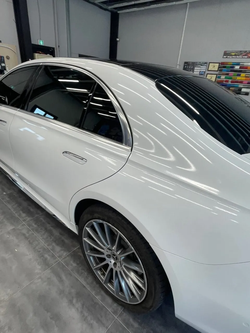 Mercedes-Benz S500のカーラッピング事例|高光沢ブラックへの再施工 施工写真 3-1