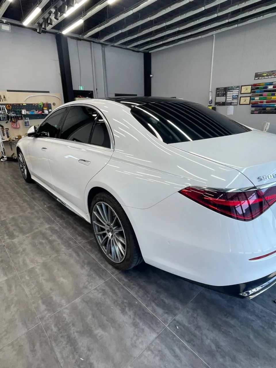 Mercedes-Benz S500のカーラッピング事例|高光沢ブラックへの再施工 施工写真 1-2