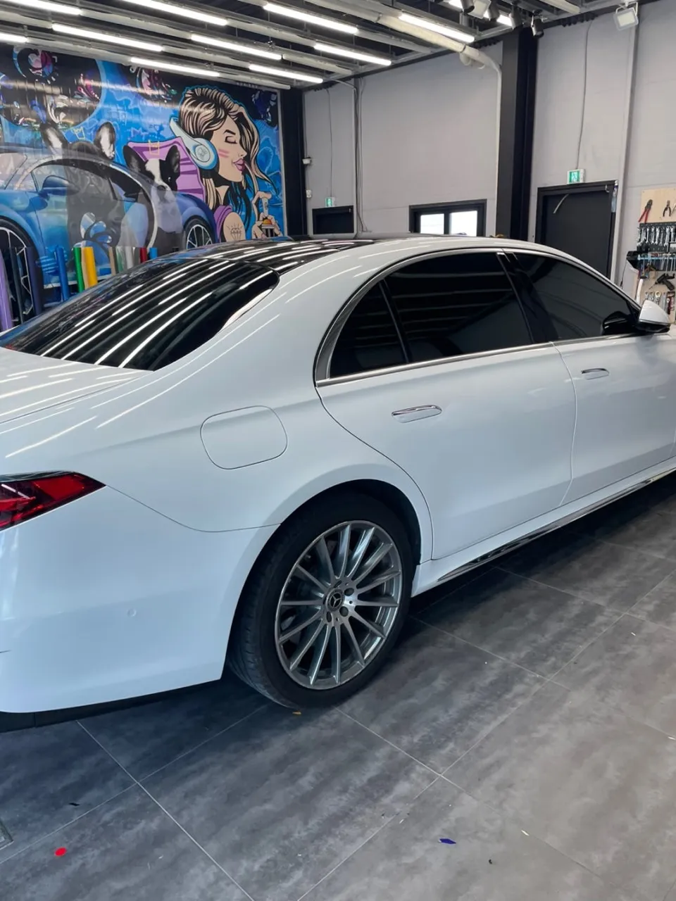 Mercedes-Benz S500のカーラッピング事例|高光沢ブラックへの再施工 施工写真 2-2