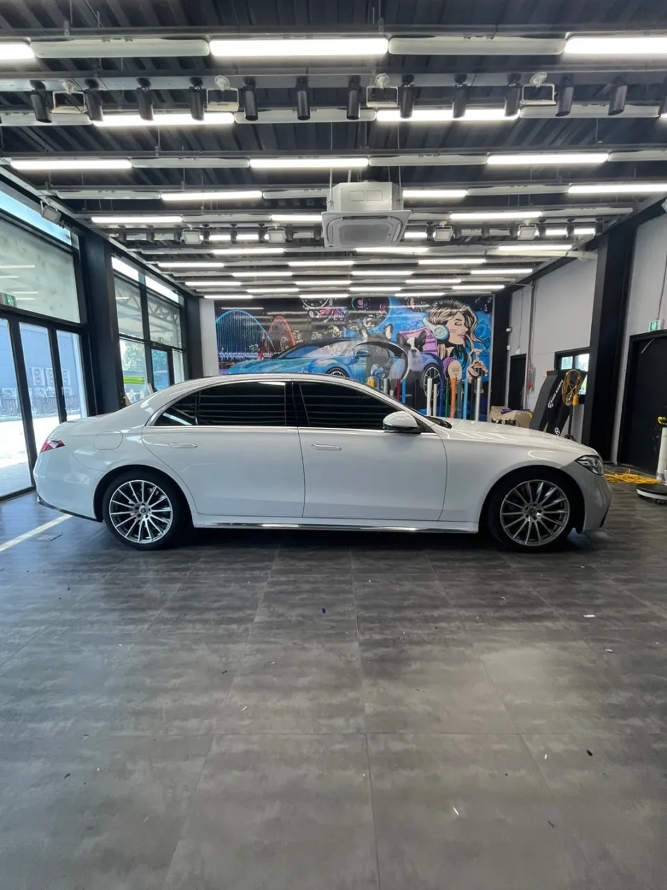 Mercedes-Benz S500のカーラッピング事例|高光沢ブラックへの再施工 施工写真 3-2