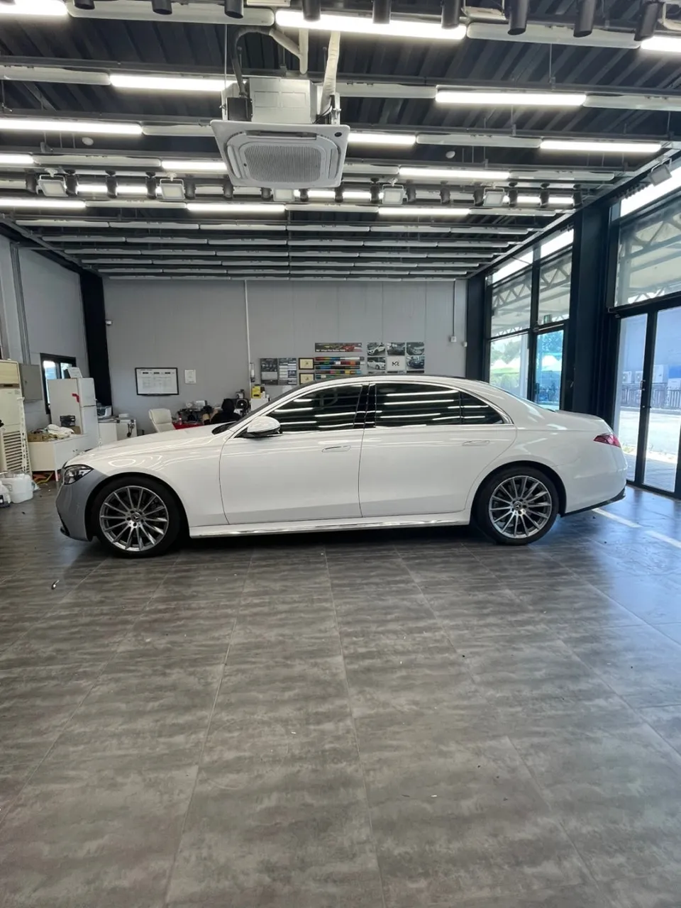Mercedes-Benz S500のカーラッピング事例|高光沢ブラックへの再施工 施工写真 1-3