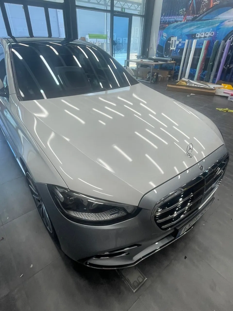 Mercedes-Benz S500のカーラッピング事例|高光沢ブラックへの再施工 施工写真 2-3