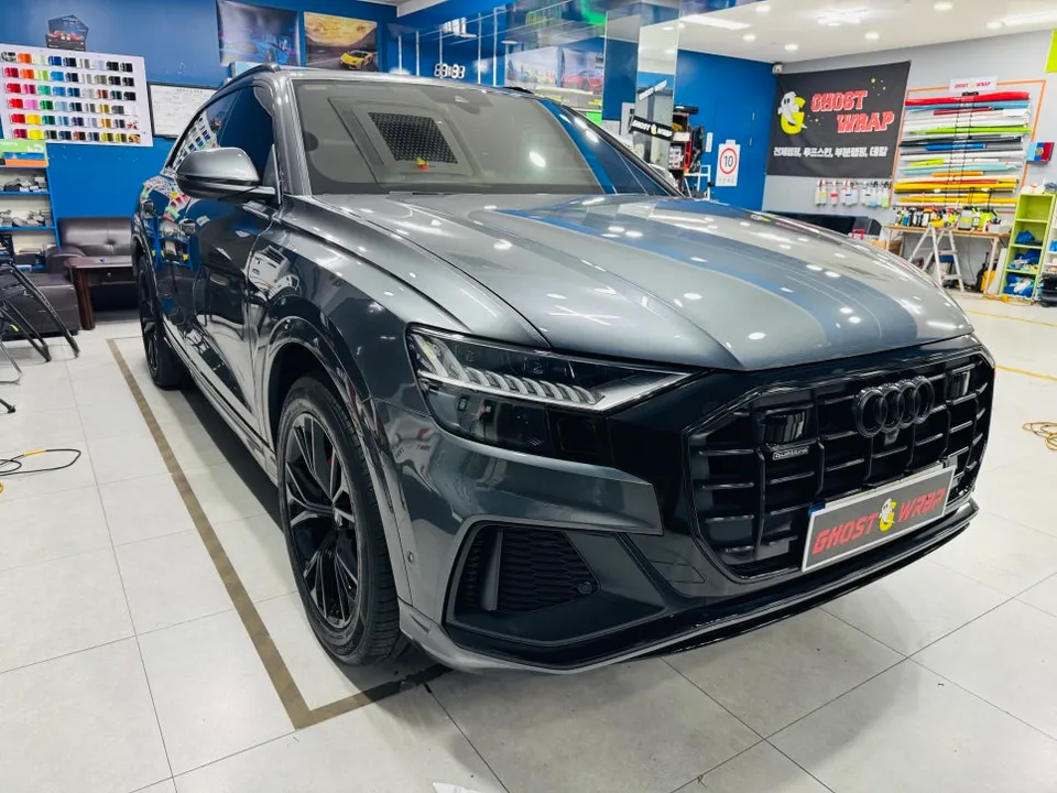 Audi Q8のAndroid Auto・CarPlay取付事例 施工写真 1-2