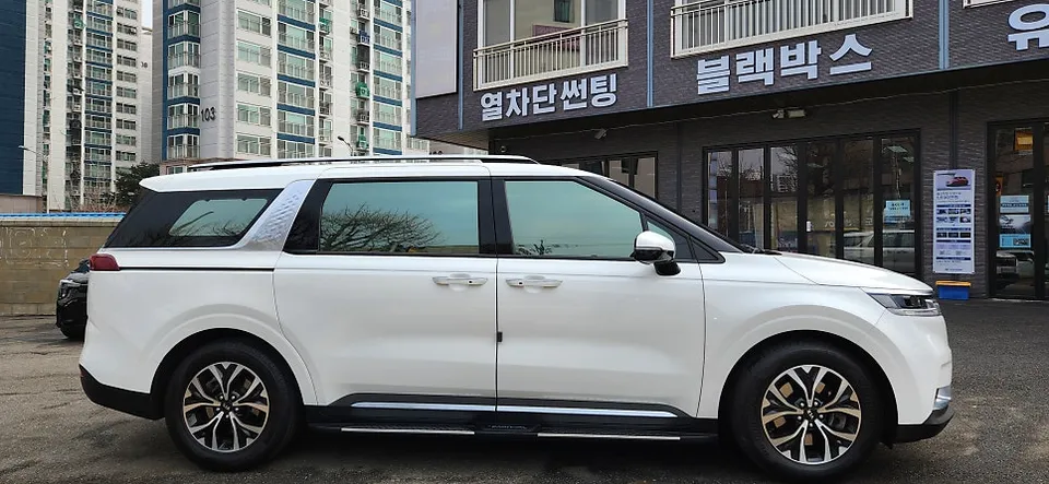 Kia Carnivalのカーフィルム施工事例｜費用目安・仕上がり 施工写真 5