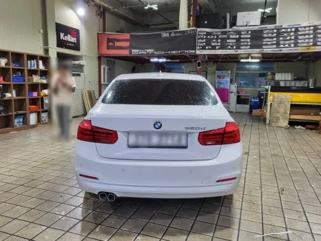 BMW 3 Seriesのカーラッピング事例 施工写真 2-1