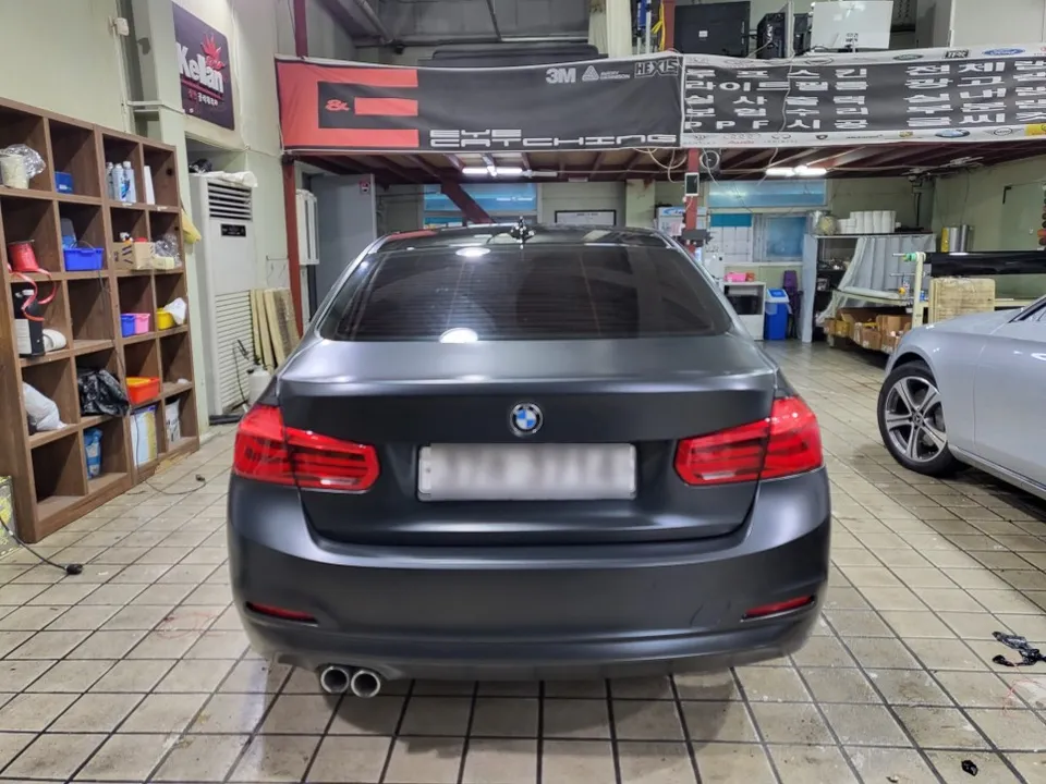BMW 3 Seriesのカーラッピング事例 施工写真 4-1