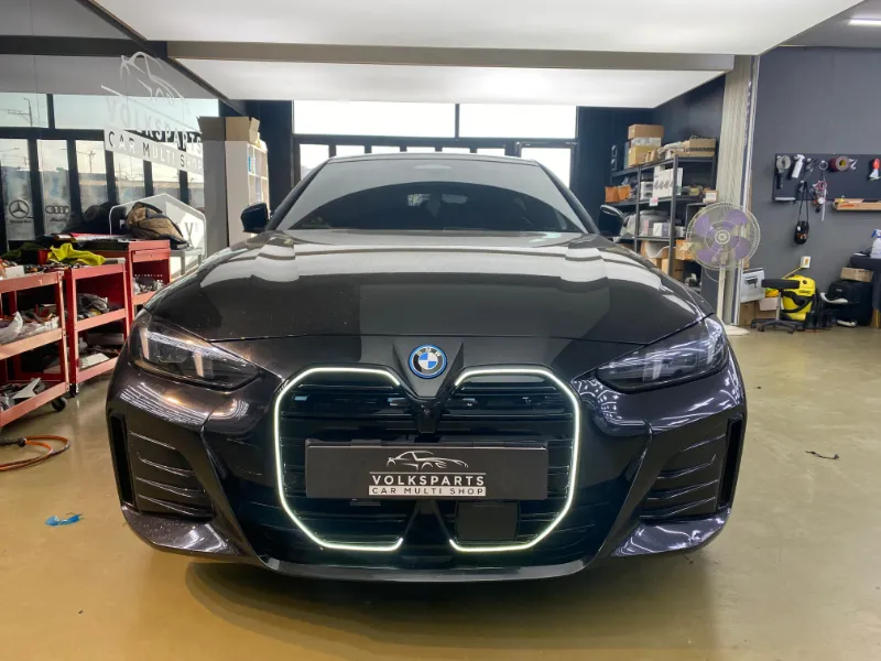 BMW i4 ambient lighting - BMW i4 Iconic Glow Grille LED Review — Enhanced Front Mood Lighti photo 3