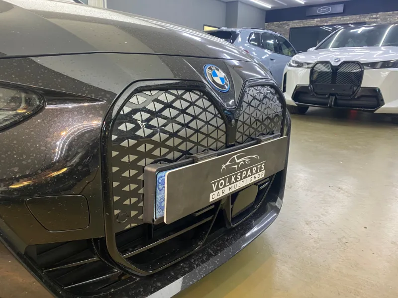 BMW i4 ambient lighting - BMW i4 Iconic Glow Grille LED Review — Enhanced Front Mood Lighti photo 5