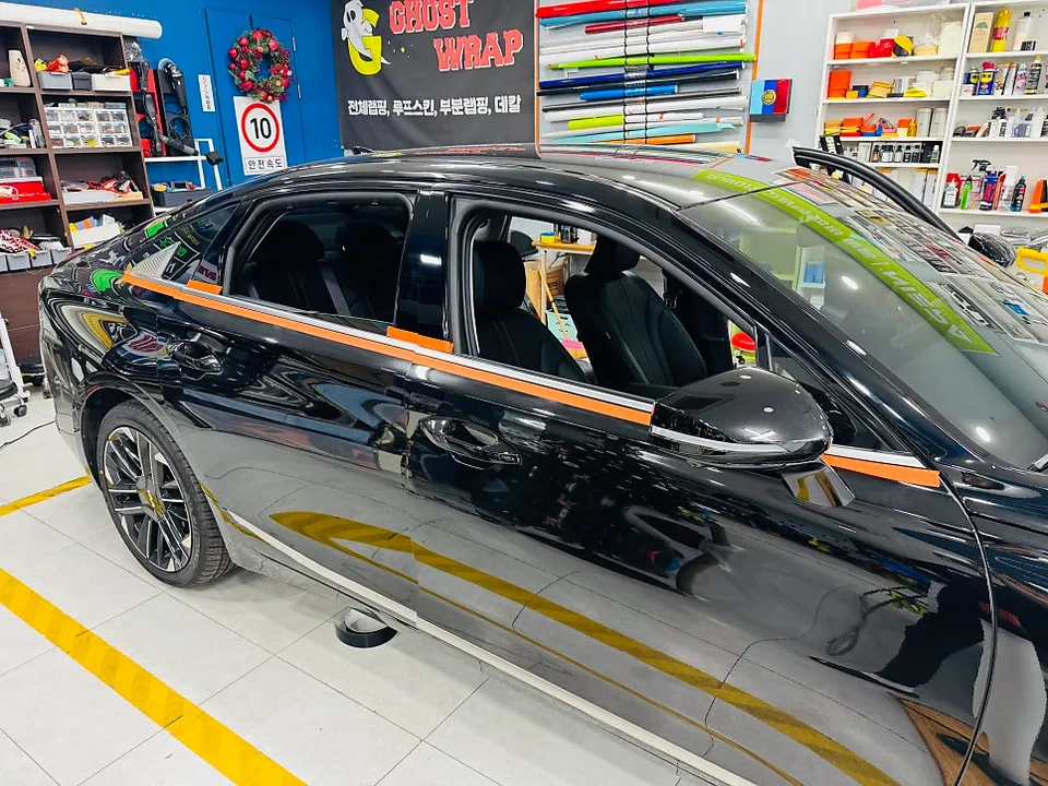 Kia K8のカーラッピング事例|クローム除去で漆黒の風格 施工写真 2-2