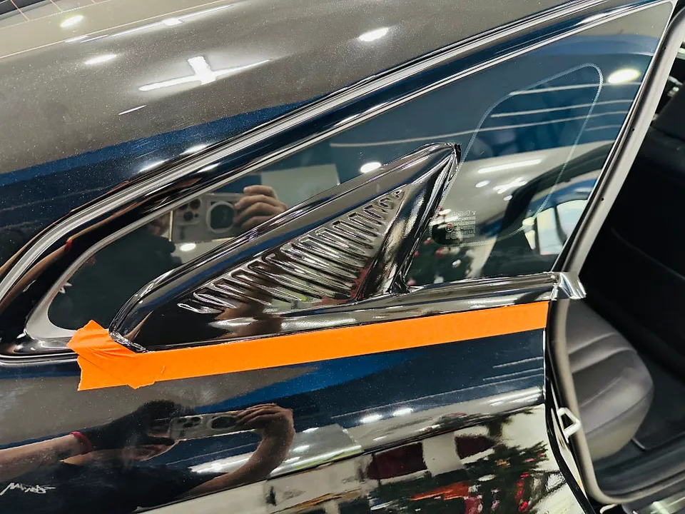 Kia K8のカーラッピング事例|クローム除去で漆黒の風格 施工写真 3-2