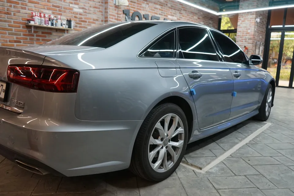 Audi A6のカーラッピング事例|ホワイト化とブラックルーフ 施工写真 3-1