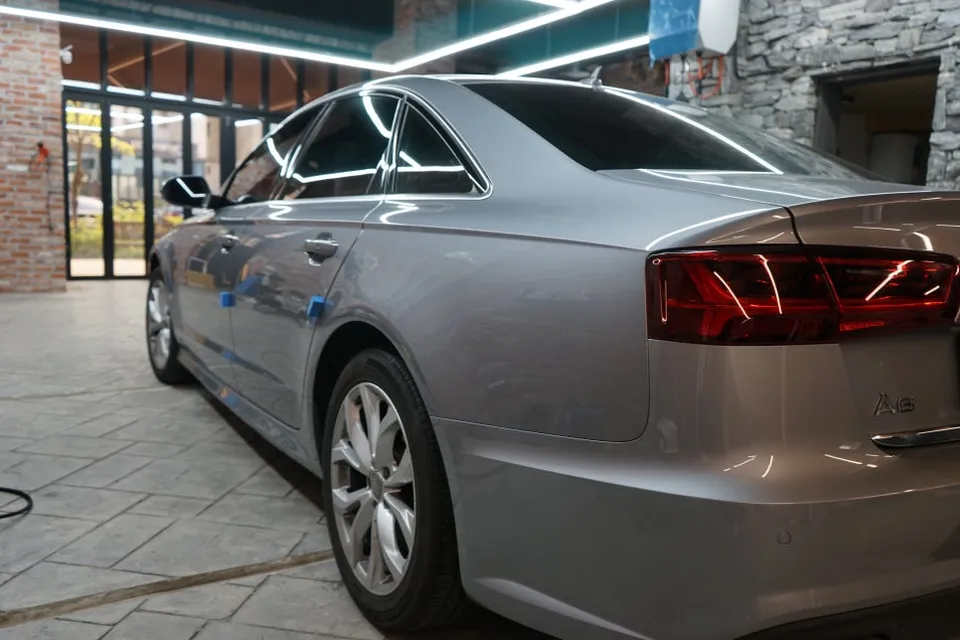 Audi A6のカーラッピング事例|ホワイト化とブラックルーフ 施工写真 1-2