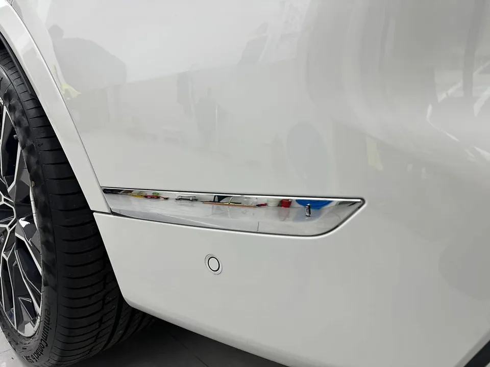 BMW X7のカーラッピング事例|クロームパーツのブラックアウト 施工写真 2-1