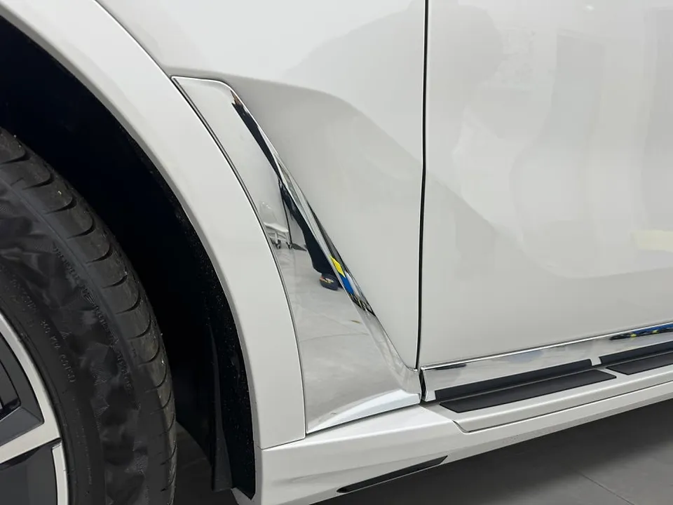 BMW X7のカーラッピング事例|クロームパーツのブラックアウト 施工写真 3-3