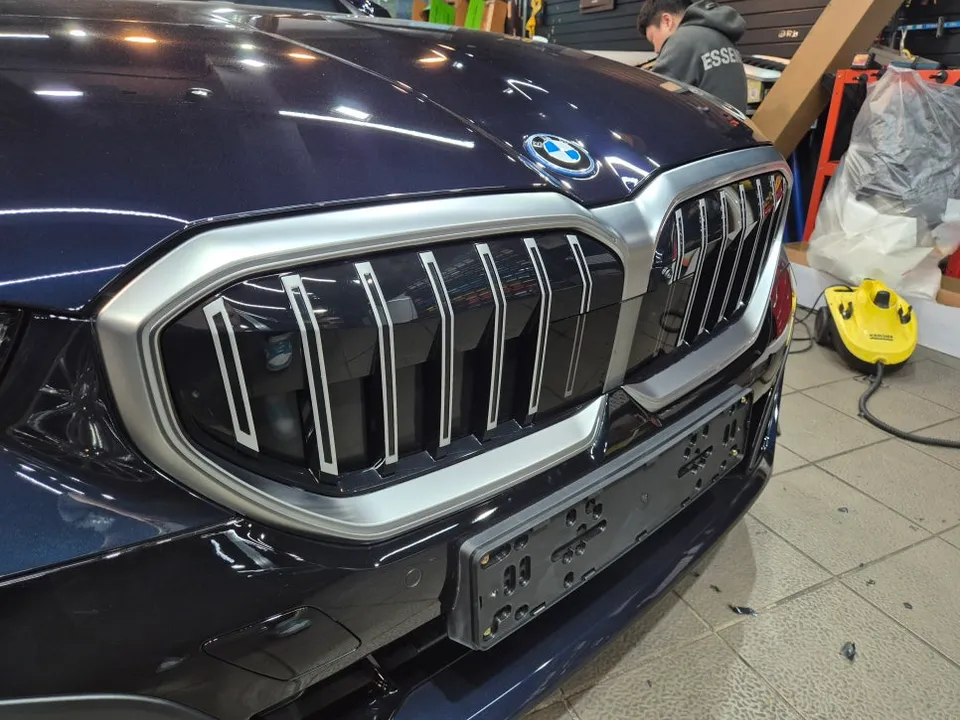 BMW 5 Seriesのグリル部分ラッピング事例|費用目安・仕上がり 施工写真 2-1