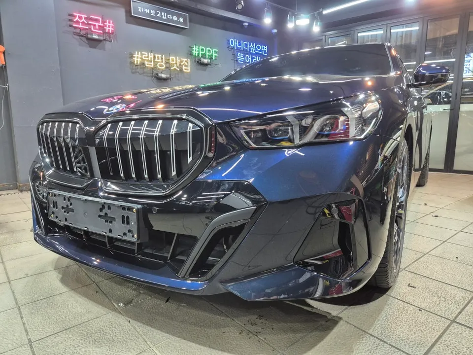 BMW 5 Seriesのグリル部分ラッピング事例|費用目安・仕上がり 施工写真 3-2