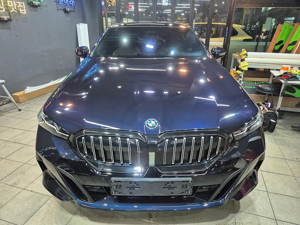 BMW 5 Seriesのグリル部分ラッピング事例|費用目安・仕上がり 施工写真 1-3