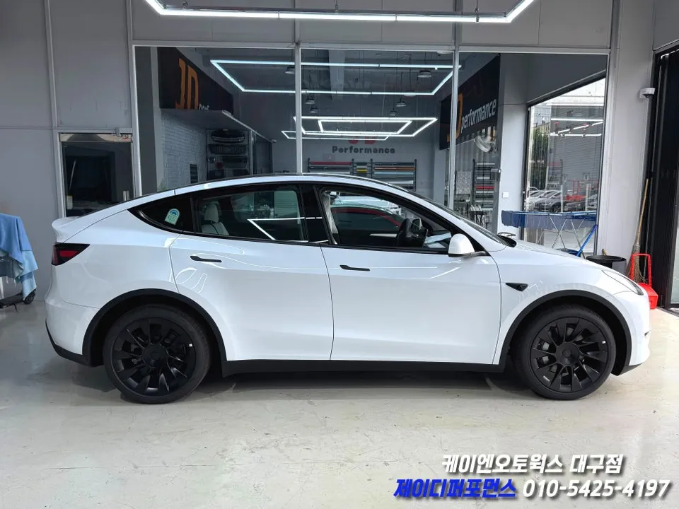 Tesla Model Yのカーフィルム施工事例｜費用目安・仕上がり 施工写真 2-2