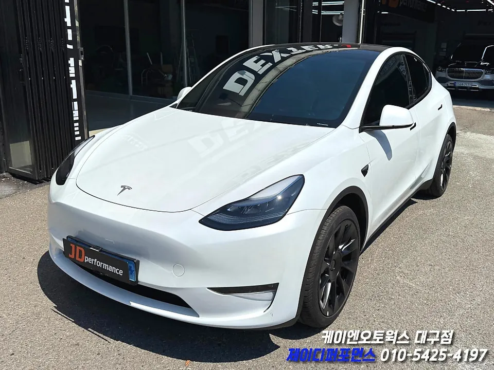 Tesla Model Yのカーフィルム施工事例｜費用目安・仕上がり 施工写真 1-3