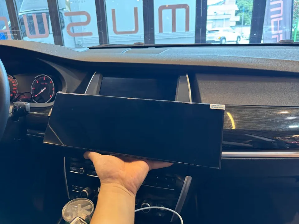 BMW 5 Series GT F07のAndroid Auto・CarPlay取付事例 施工写真 3-1