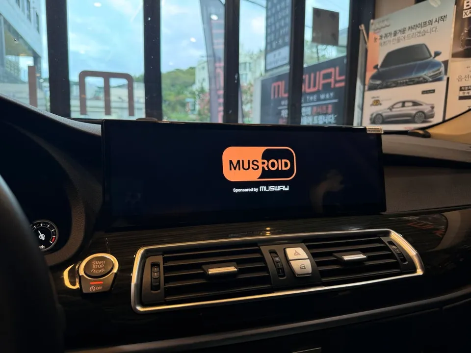BMW 5 Series GT F07のAndroid Auto・CarPlay取付事例 施工写真 4-1