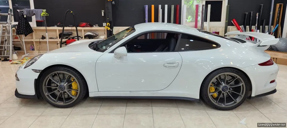 ポルシェ911 GT3のカーラッピング事例|グロスブライトイエロー 施工写真 3-1