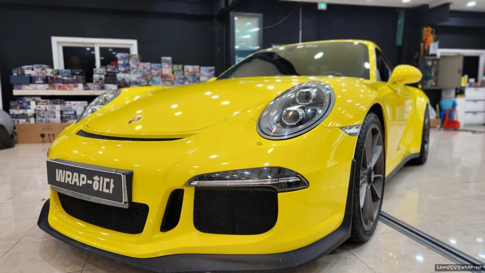 ポルシェ911 GT3のカーラッピング事例|グロスブライトイエロー 施工写真 3-2
