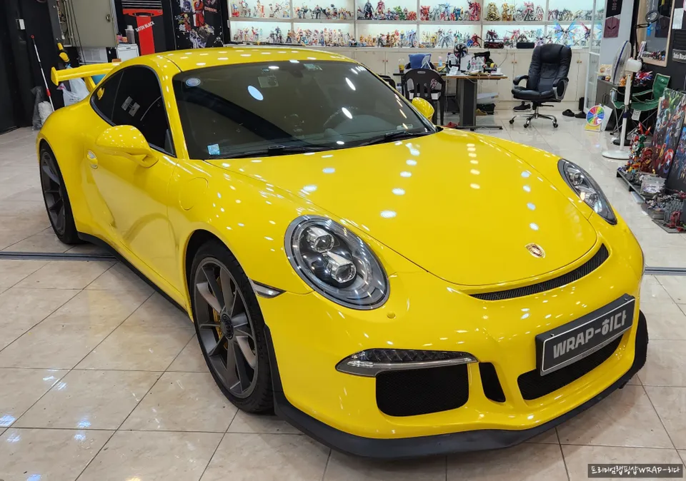 ポルシェ911 GT3のカーラッピング事例|グロスブライトイエロー 施工写真 2-3