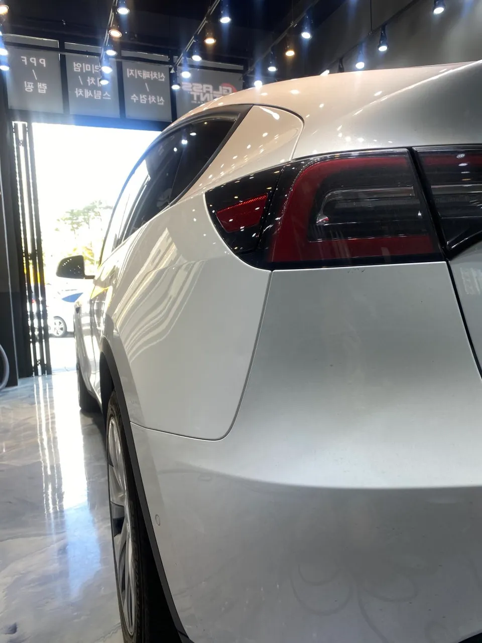 Tesla Model Yのガラスコーティング事例|費用目安と仕上がり 施工写真 2-1
