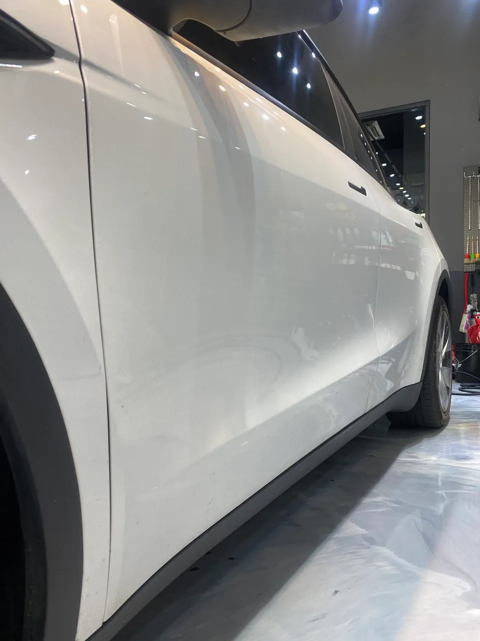 Tesla Model Yのガラスコーティング事例|費用目安と仕上がり 施工写真 3-1