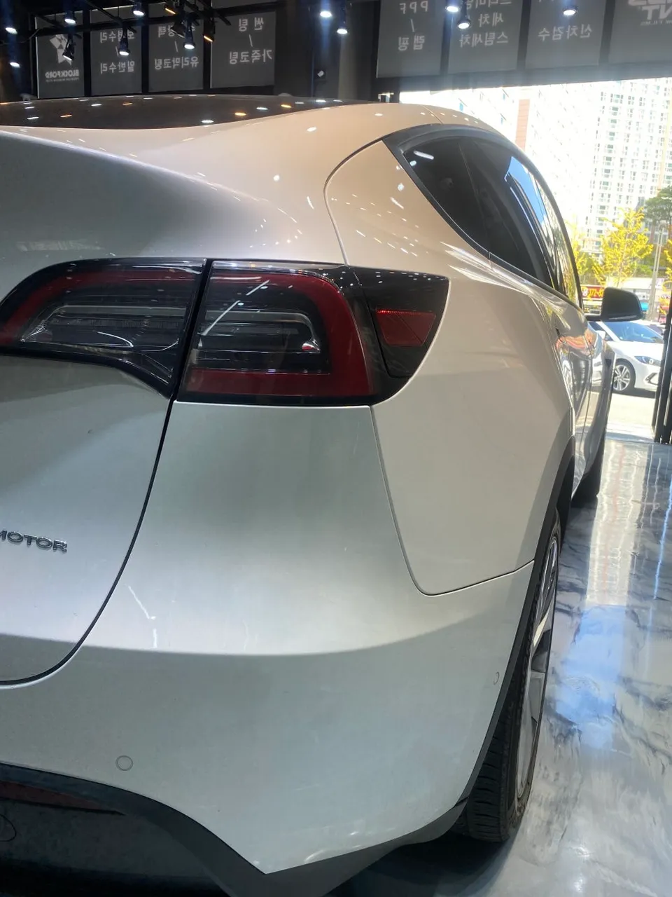 Tesla Model Yのガラスコーティング事例|費用目安と仕上がり 施工写真 1-2