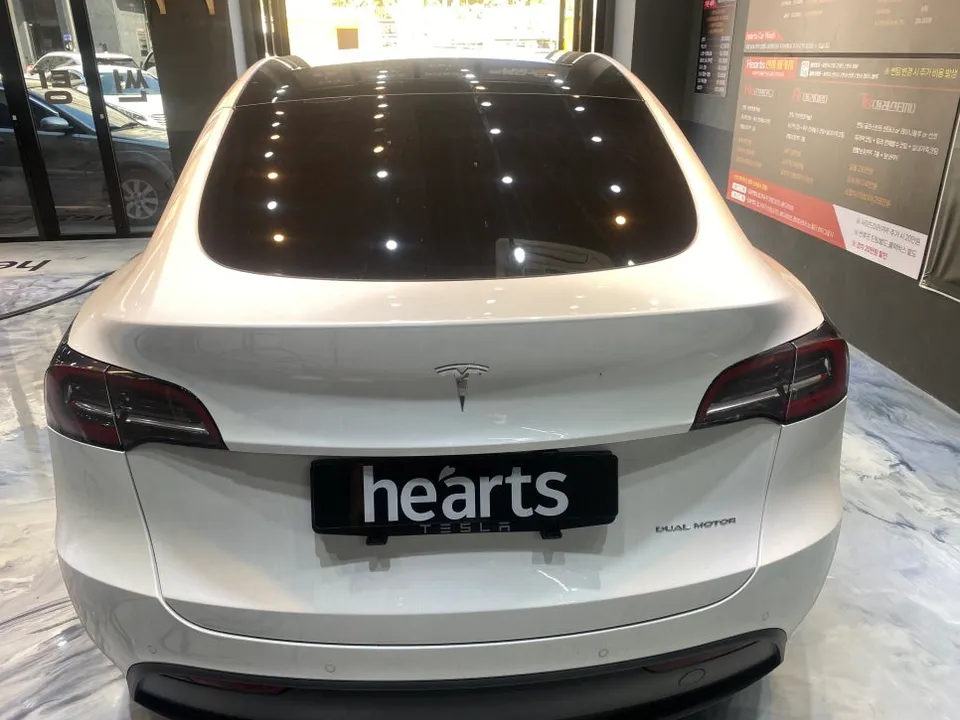 Tesla Model Yのガラスコーティング事例|費用目安と仕上がり 施工写真 1-3