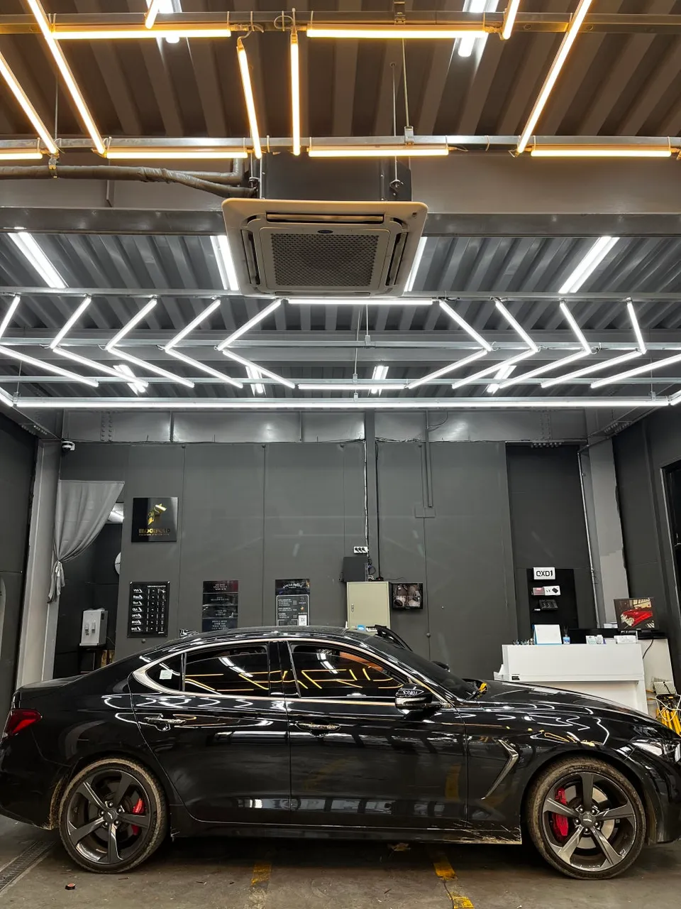 Genesis G70のカーフィルム施工事例|反射フィルム 施工写真 1-2