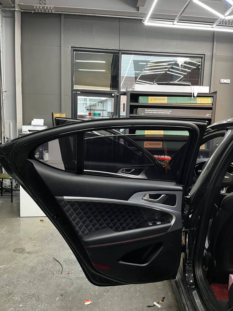 Genesis G70のカーフィルム施工事例|反射フィルム 施工写真 1-3