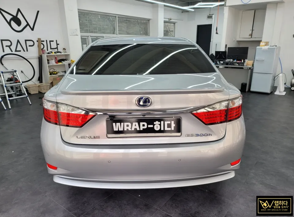 Lexus ES 300h vinyl wrap - Lexus ES 300h Vinyl Wrap Review: Holographic Black Transformation photo 3