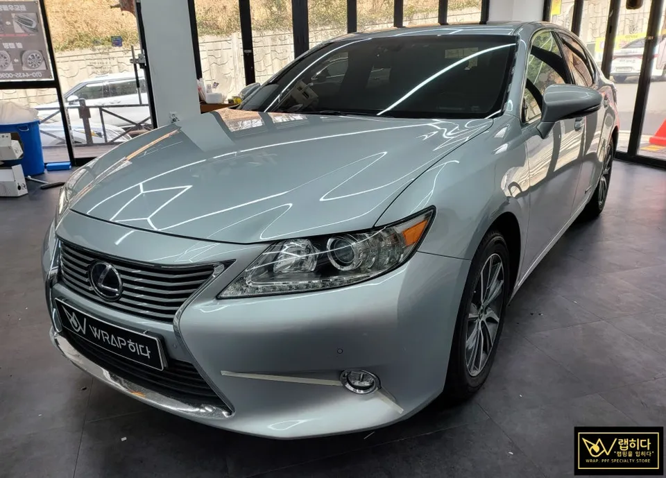 Lexus ES 300h vinyl wrap - Lexus ES 300h Vinyl Wrap Review: Holographic Black Transformation photo 4